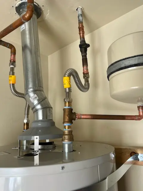 Water heater installation and plumbing repair in Arlanza